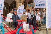 Radentscheid Bielefeld – Erste Unterschrift am 10.07.19 vorm Rathaus Bielefeld
