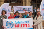 Radentscheid Bielefeld – Erste Unterschrift am 10.07.19 vorm Rathaus Bielefeld