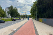 Adenauerplatz nachher – Bild 2: breiter Hochbordradweg hinter Bushaltestelle